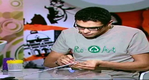 شاب مصري يقوم باستخدام الأشياء القديمة بطريقة مهنية